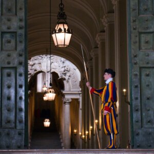 What is the meaning of the colors of the Swiss Guards’ uniform?
