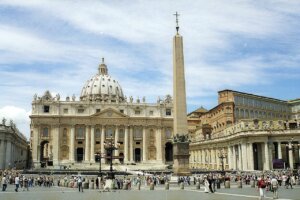 What feature of the Vatican was originally a symbol of Christian persecution?
